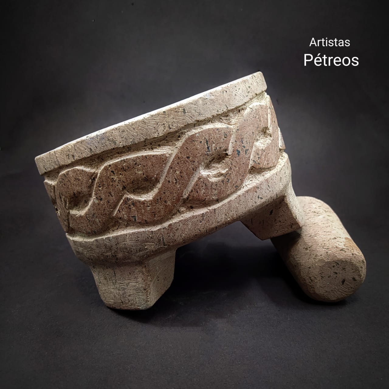 Molcajete de recinto con diseño trenzado