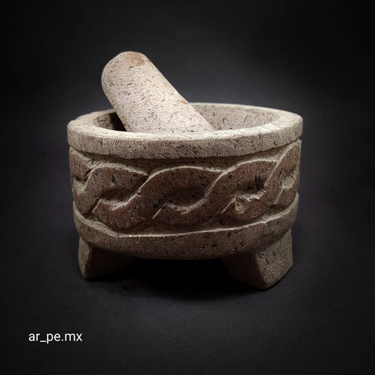 Molcajete de recinto con diseño trenzado