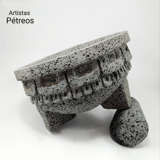 Molcajete de basalto con faldejin prehispánico